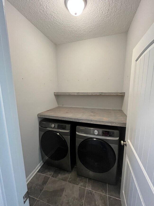 Building Photo - Spacious 4-Bedroom Pet Friendly Home with a Serene View - Available for Rent!