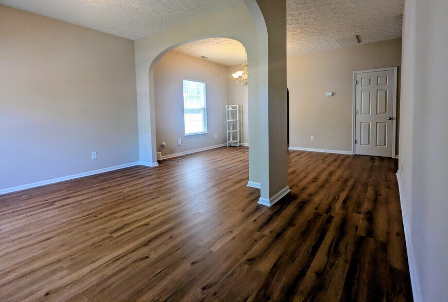 Building Photo - 1806 Raj Dr
