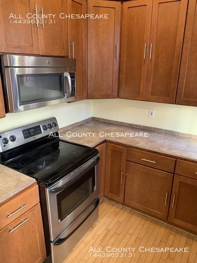 Building Photo - Beautiful Townhouse