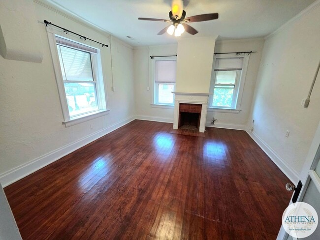 Building Photo - 1 Bedroom / 1 Bath Apartment Located on Broadway Street