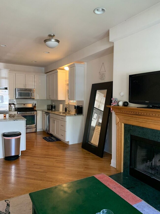 Building Photo - Very Spacious 5 BR/3 BA Duplex in Lincoln ...