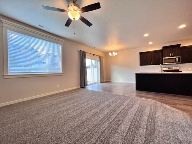 Building Photo - Beautiful Home in Meridian! Solar Power and Landscaping included.
