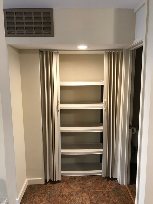 Building Photo - 811 S La Grange Rd