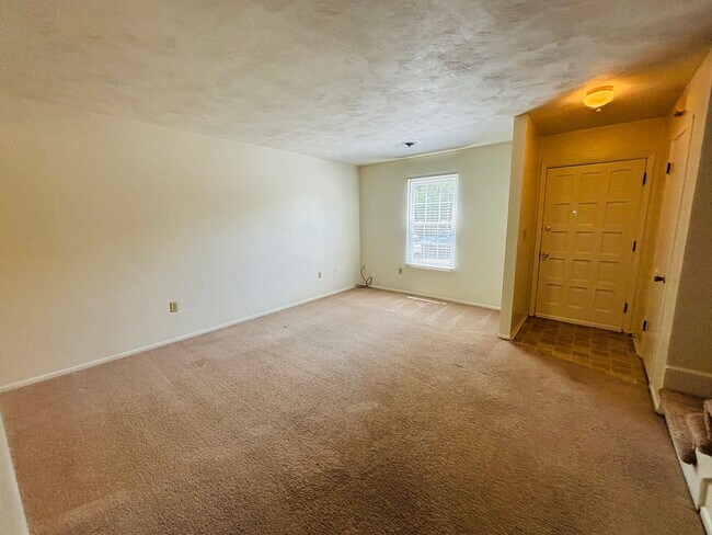 Building Photo - 2 Bedroom, 1.5 Bath Townhouse