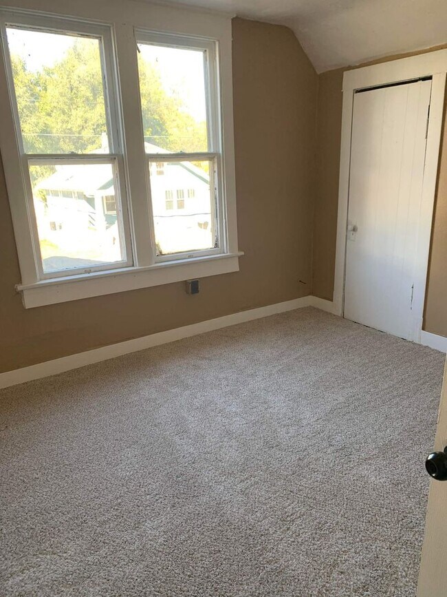 Building Photo - Remodeled 4 bedroom/1bathroom Home