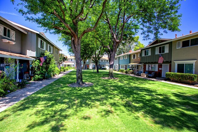 Building Photo - Townhome with Greenbelt Views and Modern U...