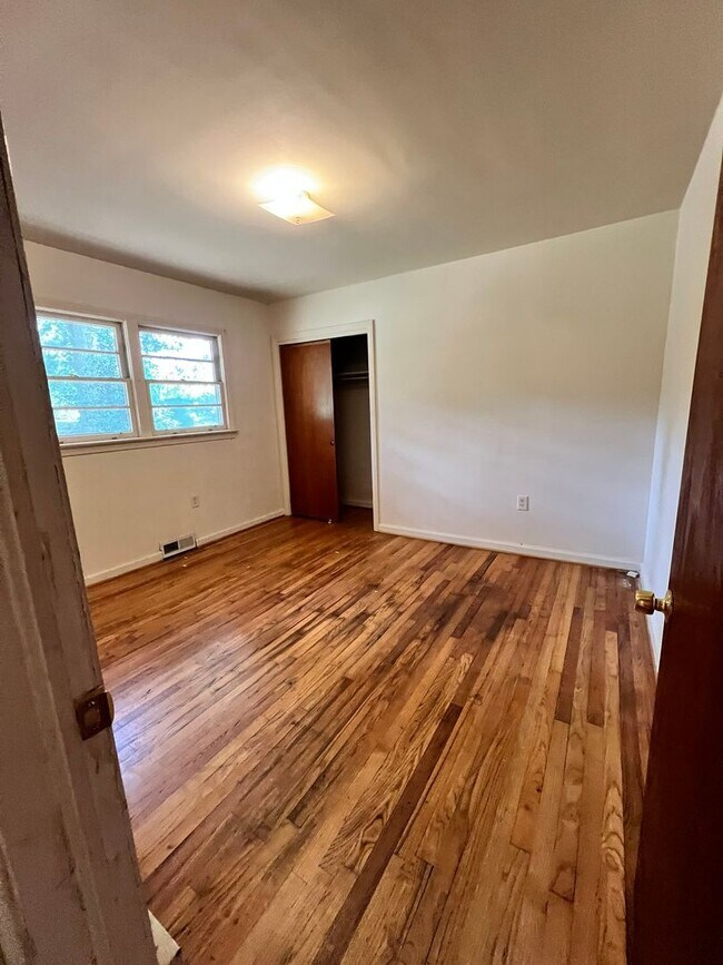 Building Photo - 204 Pine Ln