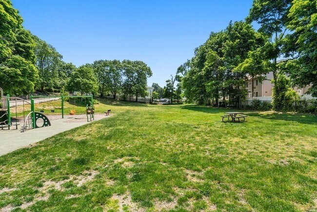 Building Photo - 68 Elm St