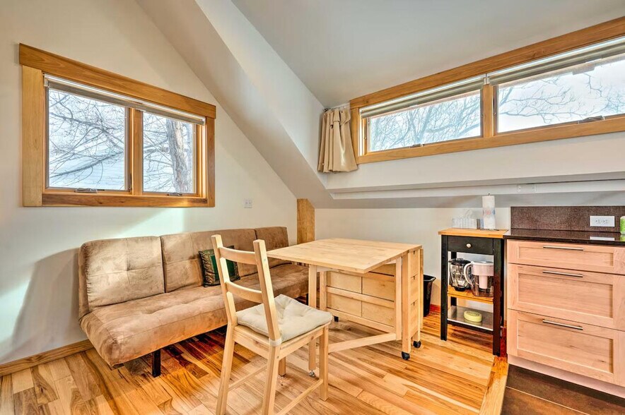 Building Photo - 2329 Pine St