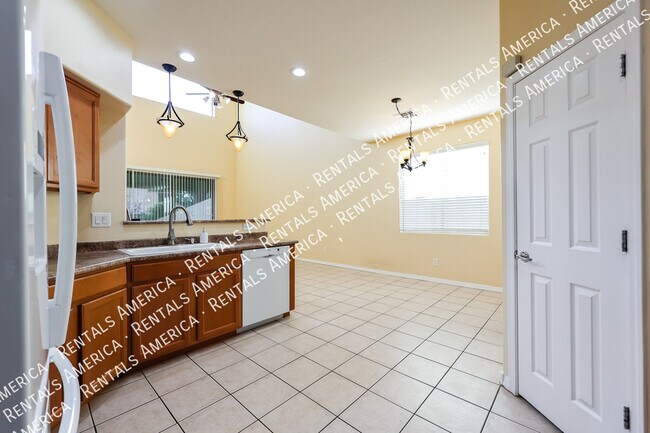 Building Photo - 4337 W Powell Dr