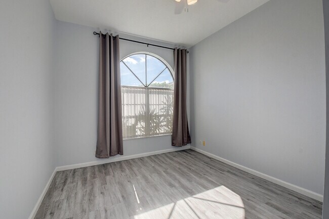 Building Photo - 10201 Lexington Lakes Blvd N