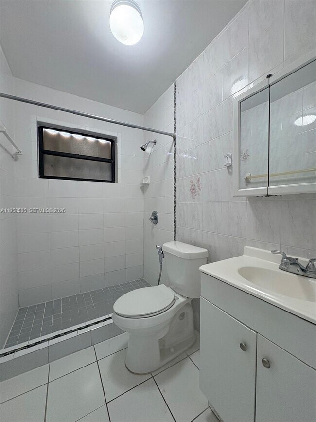 Building Photo - 227 E 7th St