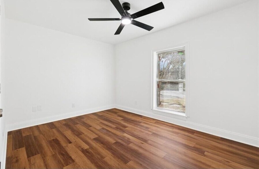 Building Photo - 2427 Octavia Dr