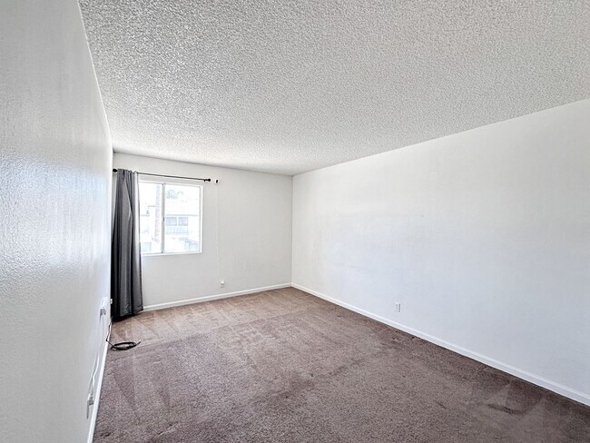 Building Photo - 3 BEDROOM 2.5 BATH TOWNHOME