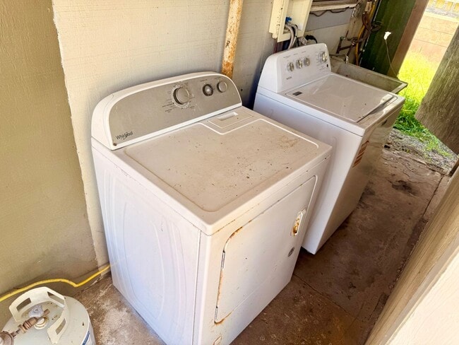 Building Photo - 3 Bedroom / 1 Bath House in Wailuku for rent!