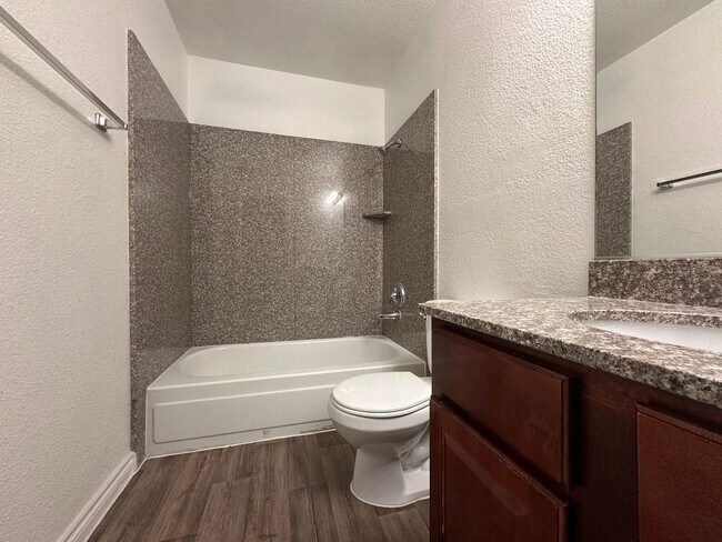 Building Photo - 2 Bedroom, 1 Bath Condo