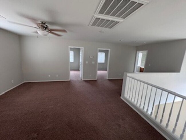 Building Photo - 3Bed/2.5Bath/2Car Residence located in North Las Vegas gated community!