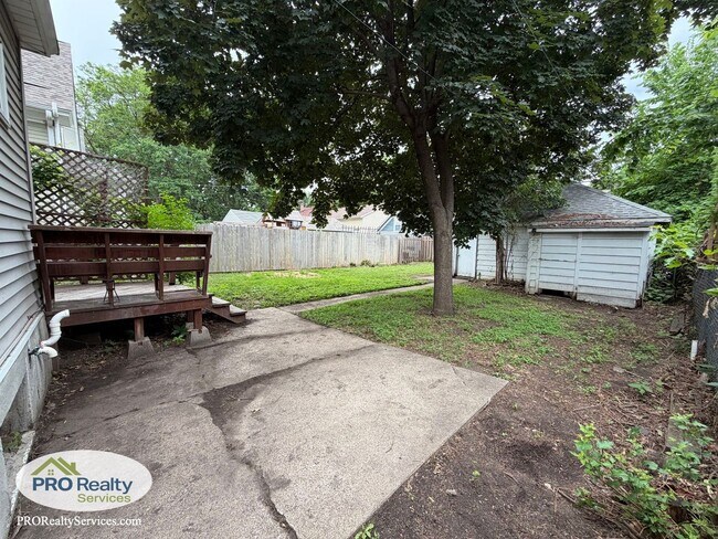 Building Photo - Charming 3 Bedroom Home