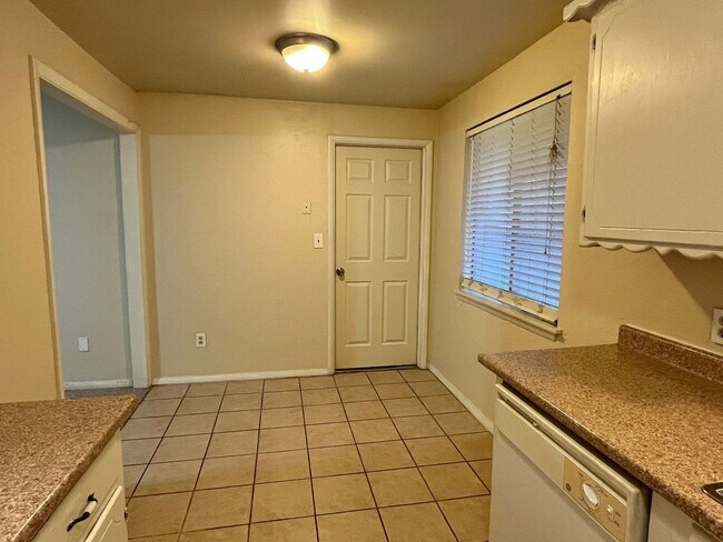 Building Photo - Charming Moore Home with Big Backyard!