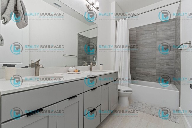 Building Photo - Stylish 3-Bedroom Sanctuary with Sophistic...