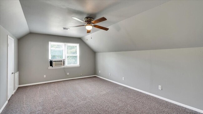 Building Photo - Beautiful 3 bedroom / 1.5 bath