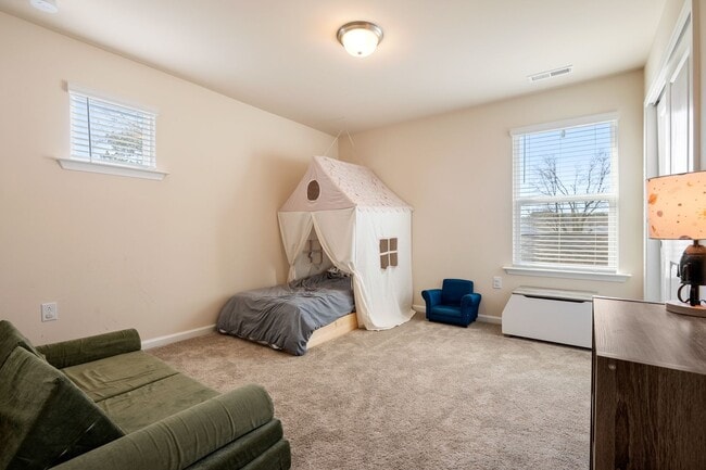 Building Photo - Gorgeous modern craftsman home in South Raleigh!