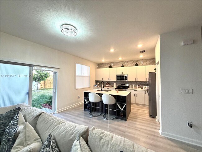 Building Photo - 2661 SE 24th Ct