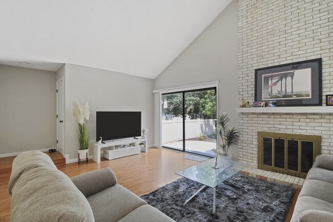 Building Photo - 2304 Melrose Dr