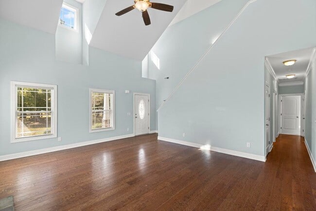 Building Photo - Minutes to the Beach! Conveniently located...