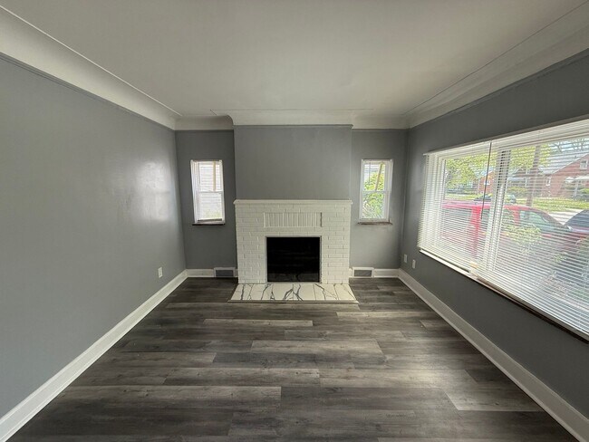 Building Photo - Renovated 2-Bedroom Home – We Welcome Sect...