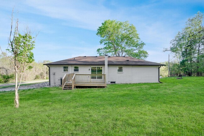 Building Photo - Beautiful Renovated 3 Bedroom Home For Ren...