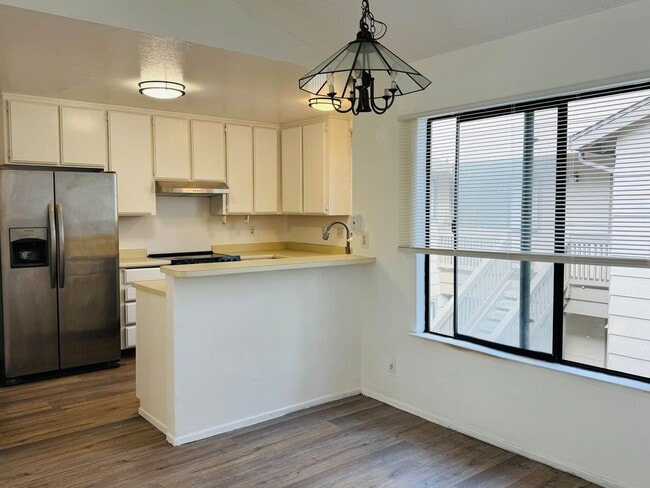 Building Photo - 2 Bedroom Hercules Condo