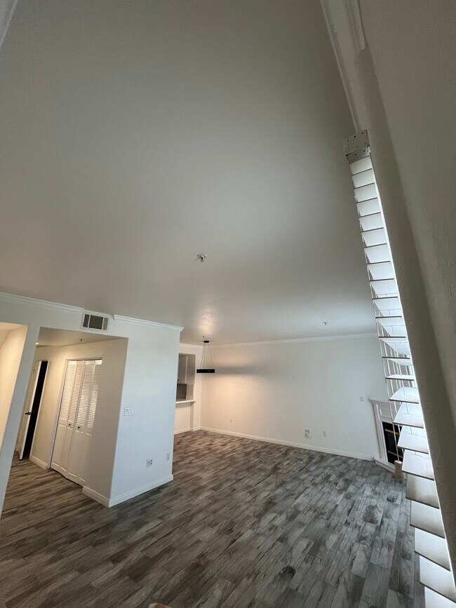 Building Photo - 5260 Premiere Hls Dr