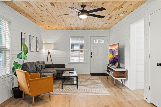 Building Photo - 3002 Brinwood Ave