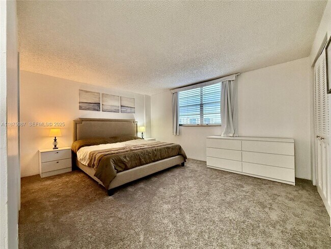 Building Photo - 131 SE 3rd Ave