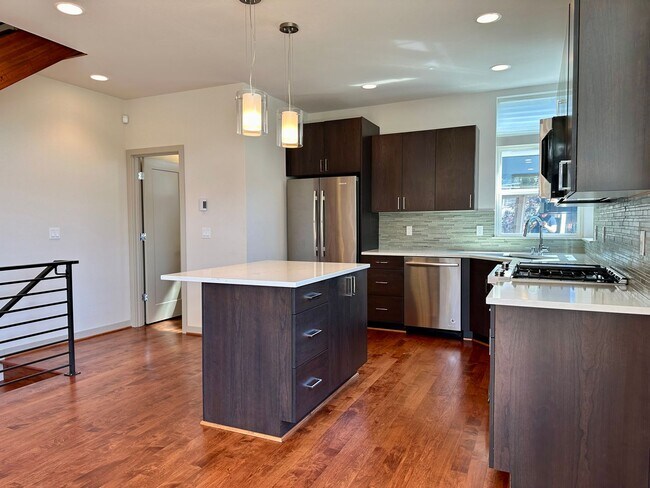 Building Photo - Gorgeous Greenlake Townhouse with Parking