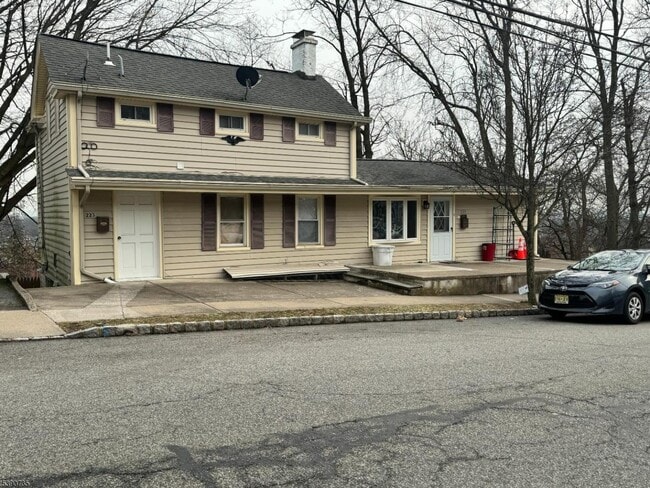 Primary Photo - 223 William St