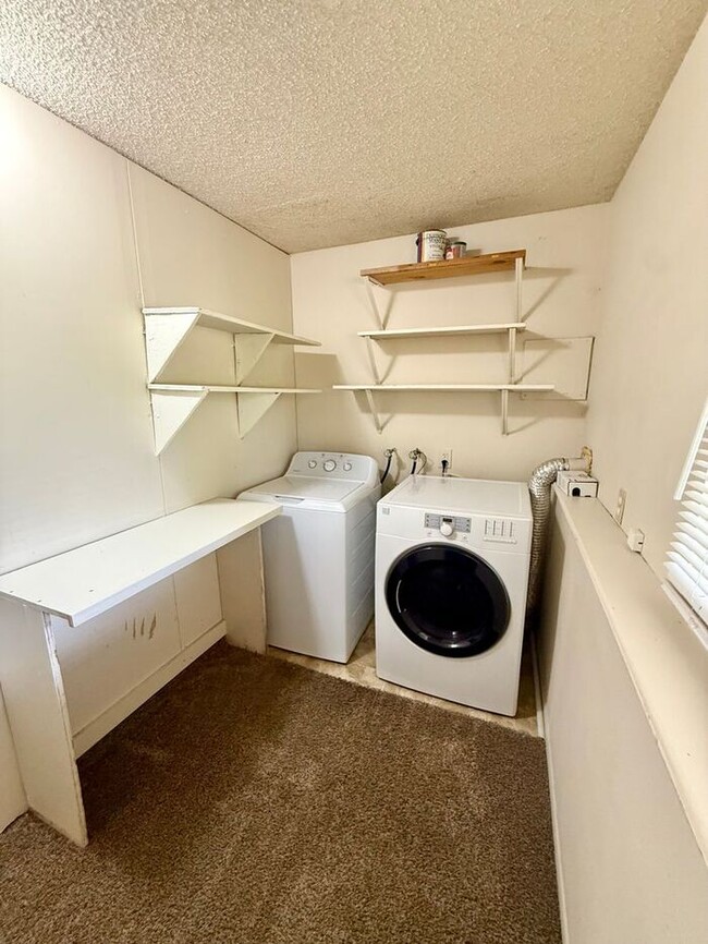 Building Photo - 6 MONTH LEASE SPECIAL! 4 Bed, 2 Bath Single Family Home near City Park!