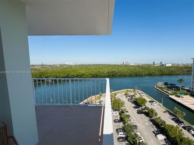 Building Photo - 500 Bayview Dr