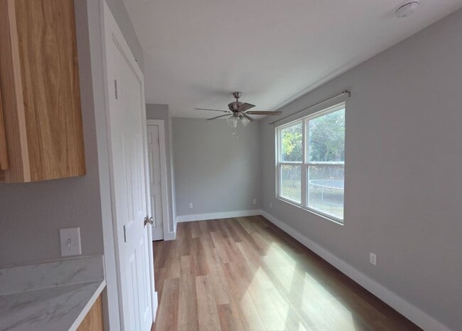 Building Photo - FOR LEASE!!