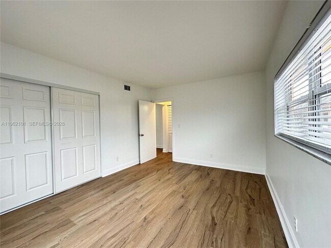 Building Photo - 2822 Van Buren St