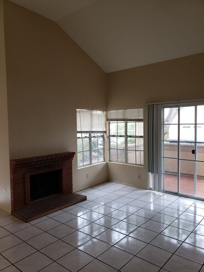 Building Photo - The Bluffs at Fox Run!!! 3BR/2.5BA Rarely ...