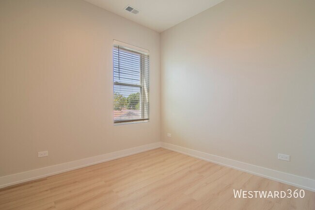 Building Photo - 1546 N Homan-1-3
