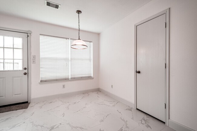 Building Photo - 4435 Crossvine Ave