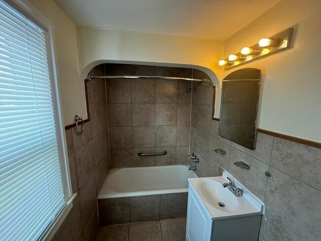 Building Photo - 15381 Stansbury Ave