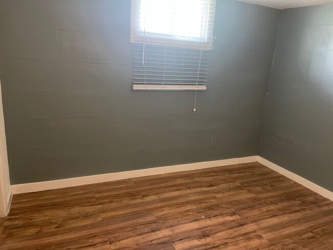 Building Photo - Large Single Family Residence for Rent!