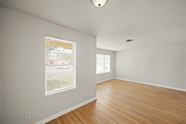 Building Photo - 5830 Glenhurst Dr