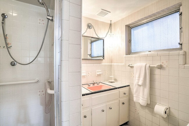 Building Photo - 1412 Country Club Rd N