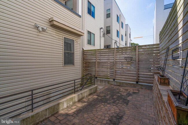 Building Photo - 908 N 16th St