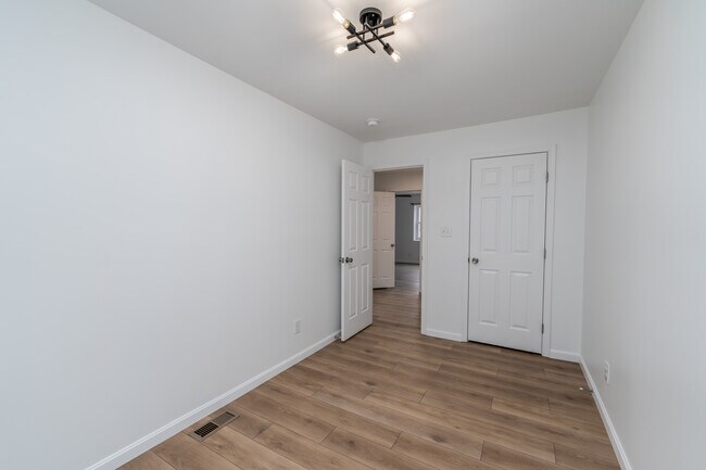 Building Photo - 5120 Queensberry Ave